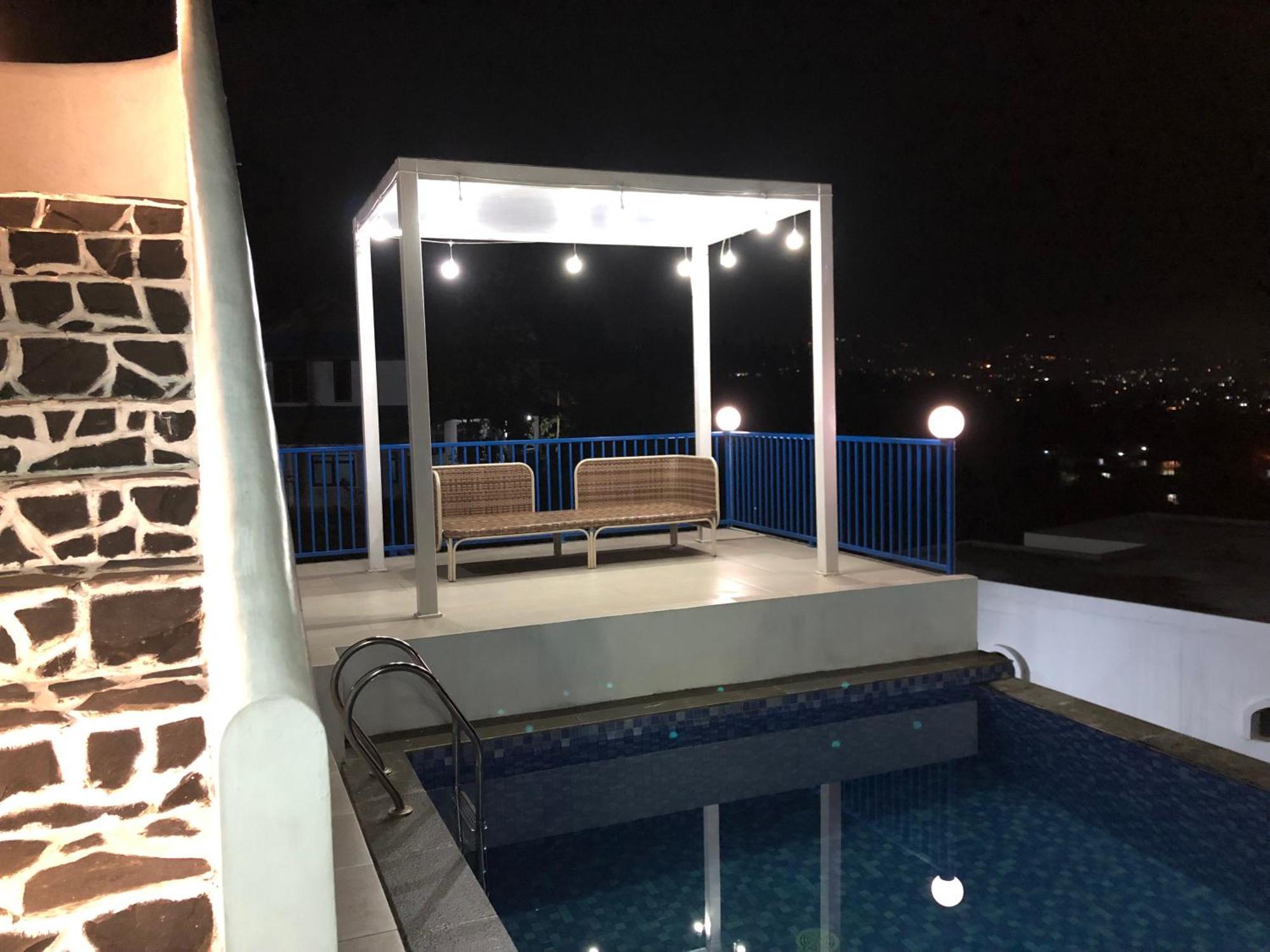 Villa Blue Door, Puncak Pondok Cipaseban Exterior photo